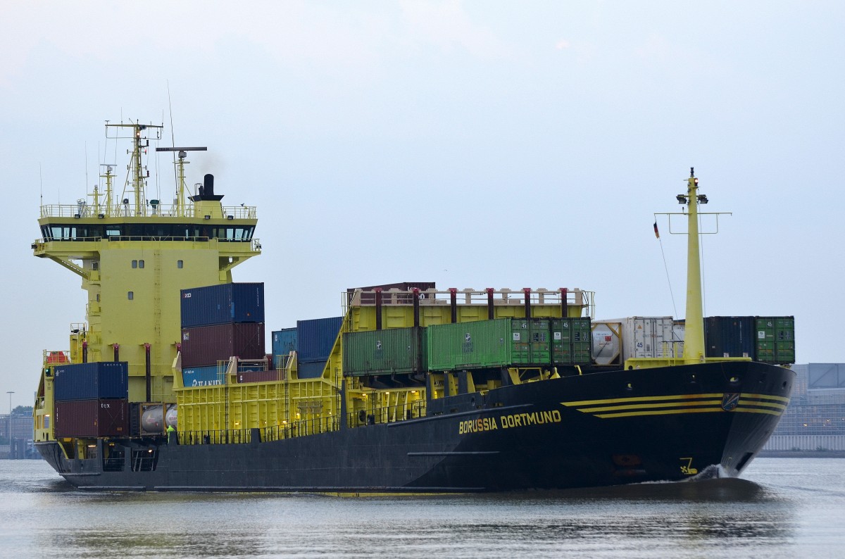 Die Borussia Dortmund IMO-Nummer:9162681 Flagge:Zypern Länge:122.0m Breite:18.0m Baujahr:1998 Bauwerft:Sietas,Hamburg Deutschland aufgenommen beim auslaufen aus Hamburg vom Ponton Op'n Bulln Blankenese am 22.05.14