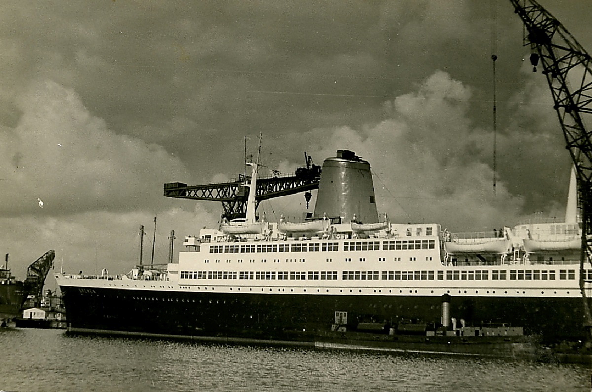 Die  Bremen  des Norddeutschen Lloyd im Frühsommer 1959 in der Vulcan-Werft (Foto Heinz Lüdicke)