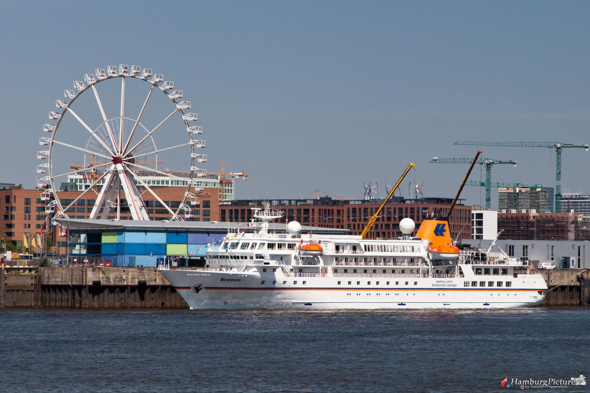 Die Bremen zu Besuch im Hamburger Hafen am 05.06.2015