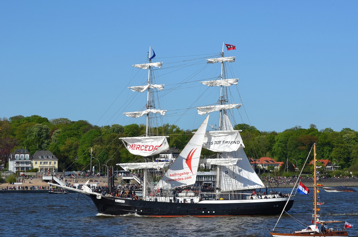 Die Brigg Mercedes IMO-Nummer:5156658 Flagge:Niederlande Länge:47.0m Breite:7.0m Baujahr:1958 Bauwerft:Scheepswerf Boot Leiden,Leiden Niederlande bei der Auslaufparade des 826 Hamburger Hafengeburtstags am 10.05.15