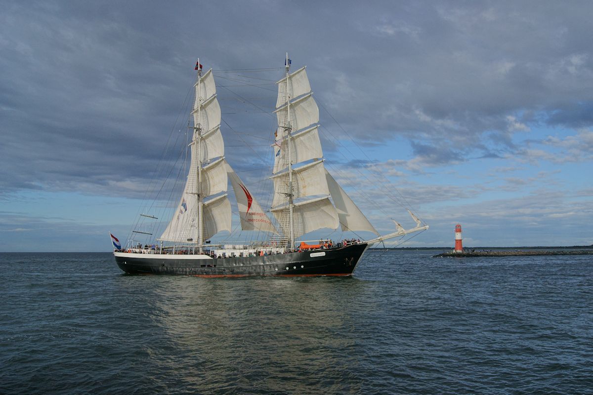 Die Brigg Mercedes weilte zur 26. Hanse-Sail in Rostock. Anlässlich einer Rundfahrt am 14.08.2016 erreicht sie hier die Warnowmündung mit dem Ostmolenfeuer.