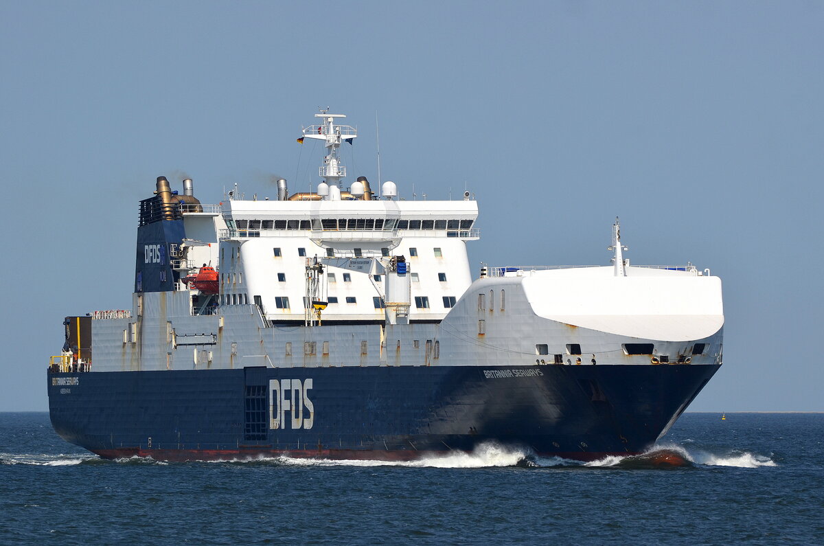 Die BRITANNIA SEAWAYS IMO-Nummer:9153032 Flagge:Dänemark Länge:198.0m Breite:26.0m Baujahr:2000 Bauerft:Fincantieri – Cantieri Navali,Ancona Italien vor Cuxhaven am 23.08.22