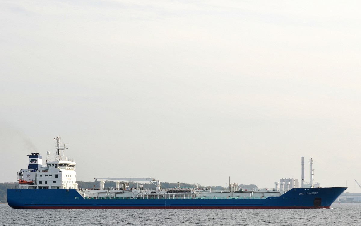 Die BRO Sincero IMO-Nummer:9254422 Flagge:Dänemark Länge:146.0m Breite:22.0m Baujahr:2002 Bauwerft:Edward Shipyard,Shanghai China vor Kiel Holtenau am 11.10.14