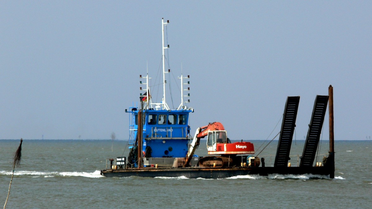 Die Butenland am 19.06.2012 bei der Einfahrt in den Hafen von Fedderwardersiel.