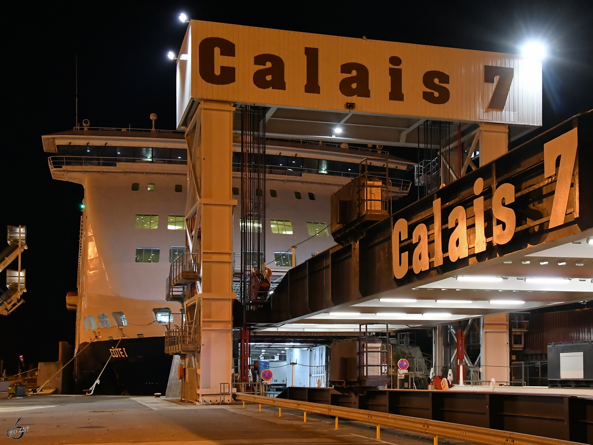 Die Côte des Flandres von DFDS Seaways France wartet auf seine nächste Fahrzeugfracht im Hafen von Calais. (Juli 2019)