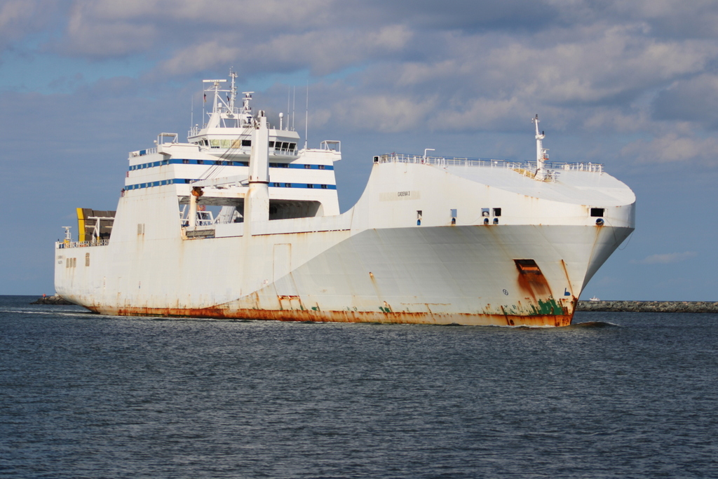 Die Cadena 3 auf dem Seeweg von Nynashamn nach Rostock beim Einlaufen am 30.09.2022 in Warnemünde.