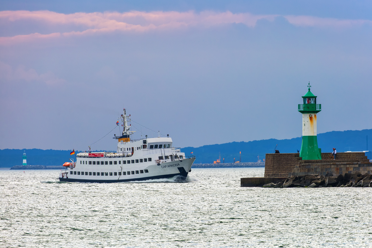 Die CAP ARKONA zwischen den Leuchttürmen vom Fährhafen Mukran und Sassnitz. - 12.08.2017