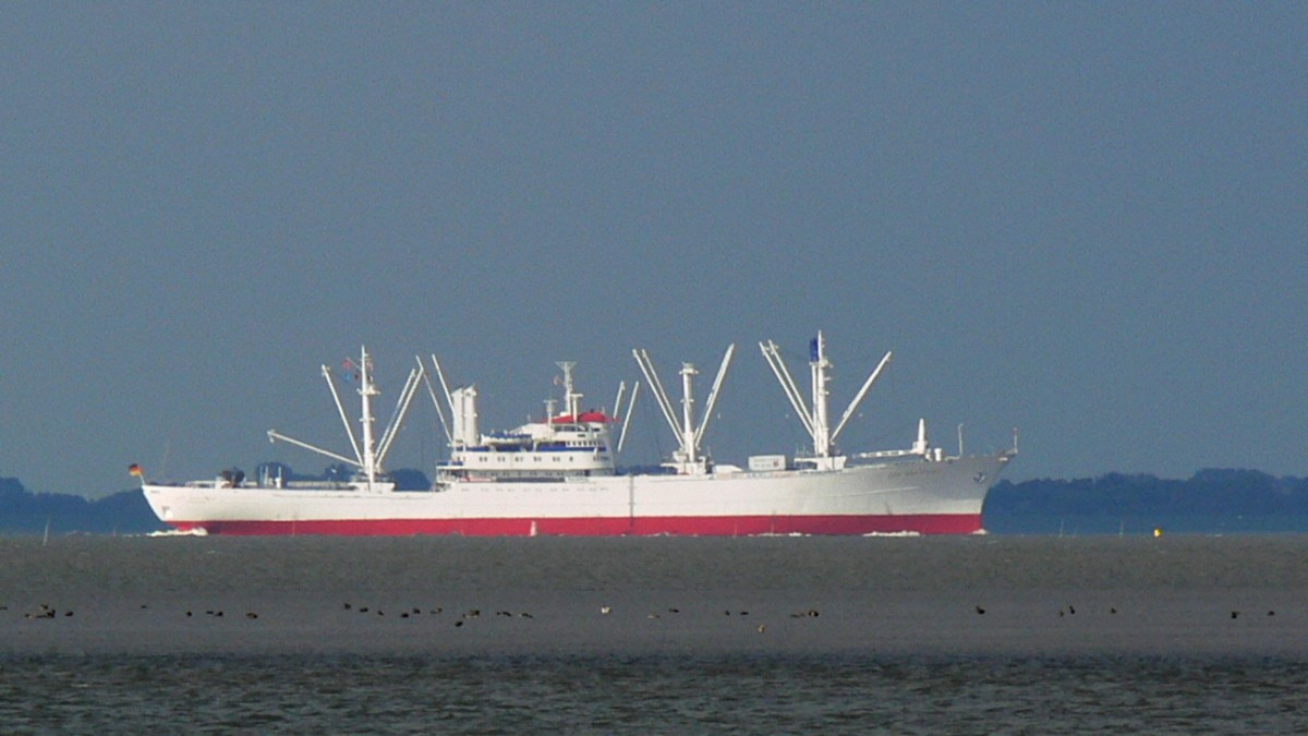 Die Cap San Diego am 23.06.2012 auf der Weser auf dem Weg nach Bremerhaven.