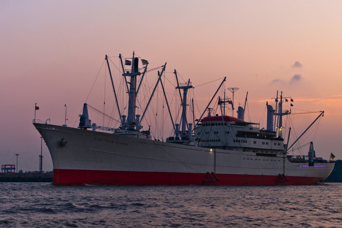 Die Cap San Diego (IMI5060794) in der Abenddämmerung auf der Elbe im Hamburger Hafen am 11.09.2015...