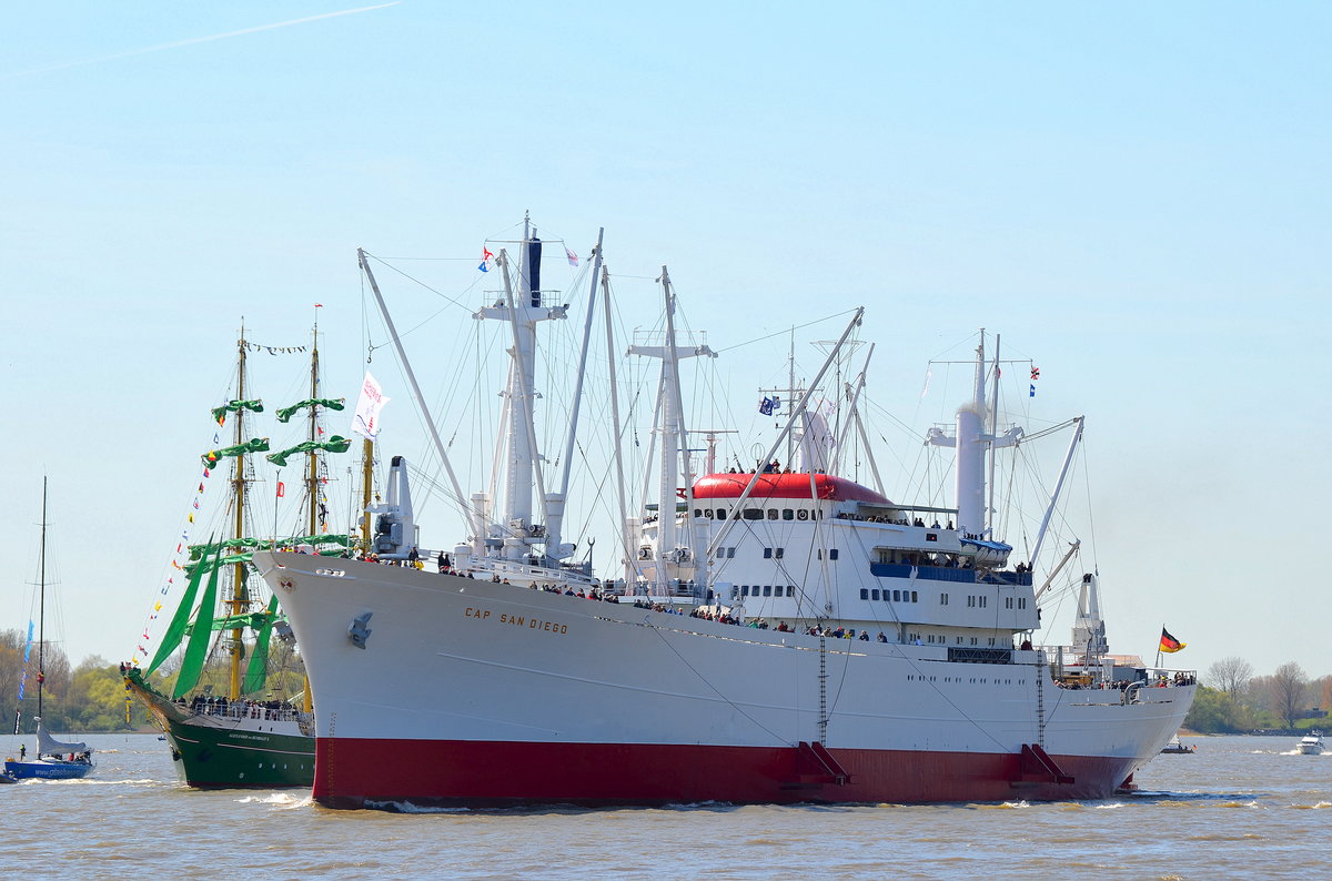 Die Cap San Diego IMO-Nummer:5060794 Flagge:Deutschland Länge:160.0m Breite:20.0m Baujahr:1962 Bauwerft:Deutsche Werft,Hamburg Deutschland bei der Einlaufparade des 827. Hamburger Hafengeburtstags am 05.05.16