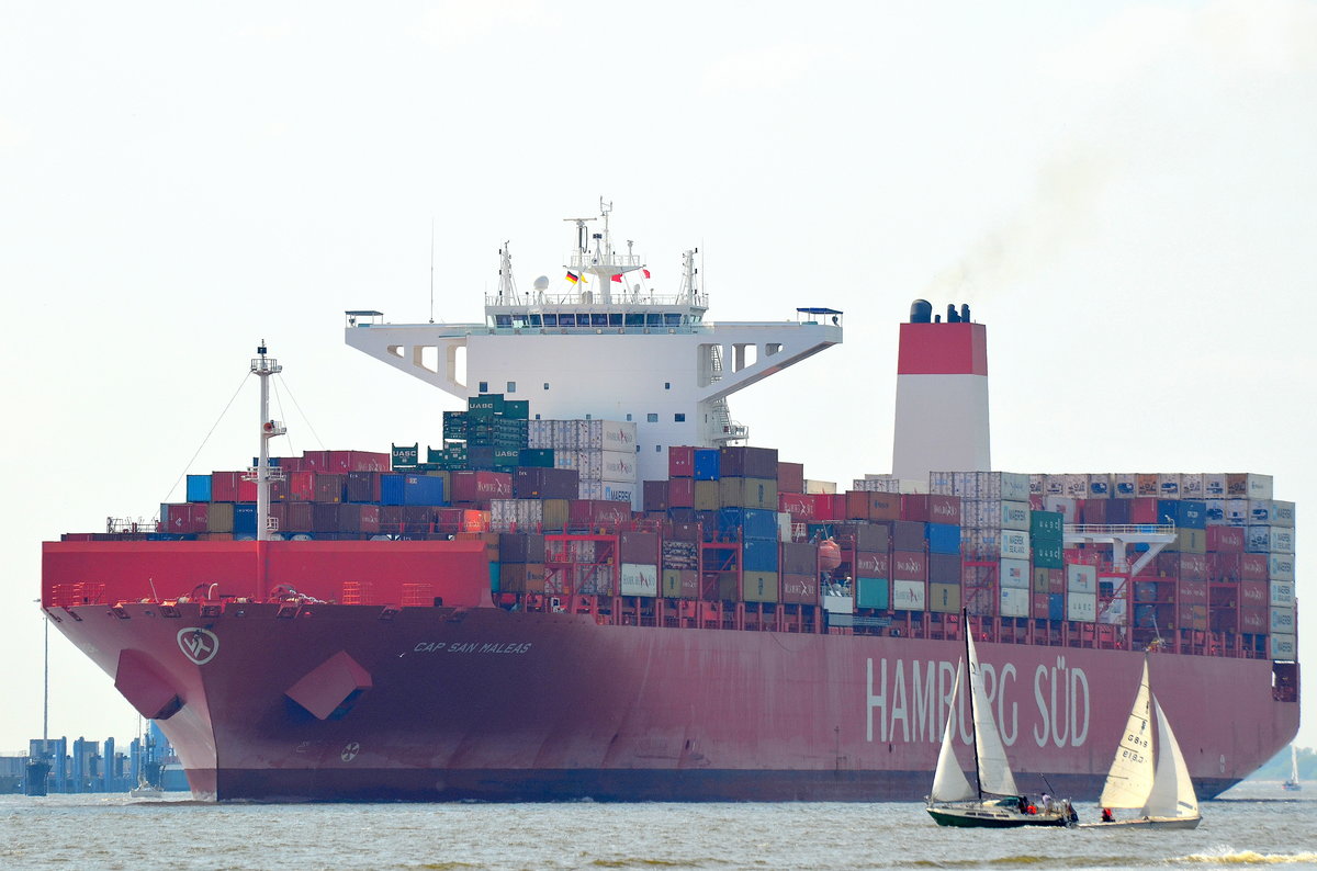 Die Cap San Maleas IMO-Nummer:9633941 Flagge:Singapur Länge:333.0m Breite:48.0m Baujahr:2014 Bauwerft:Hyundai Heavy Industries,Ulsan Südkorea nach Hamburg einlaufend am 07.05.17 aufgenommen vom Anleger in Teufelsbrück.