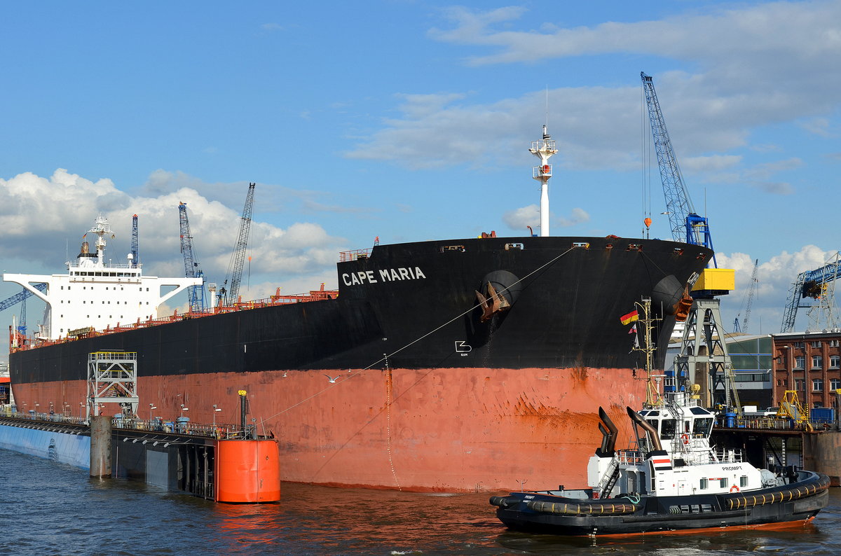 Die Cape Maria IMO-Nummer:9282431 Flagge:Marshallinseln Länge:289.0m Breite:47.0m Baujahr:2005 Bauwerft:Hyundai Samho Heavy Industries,Samho Südkorea beim eindocken in das Dock 11 von Blohm und Voss am 26.04.17