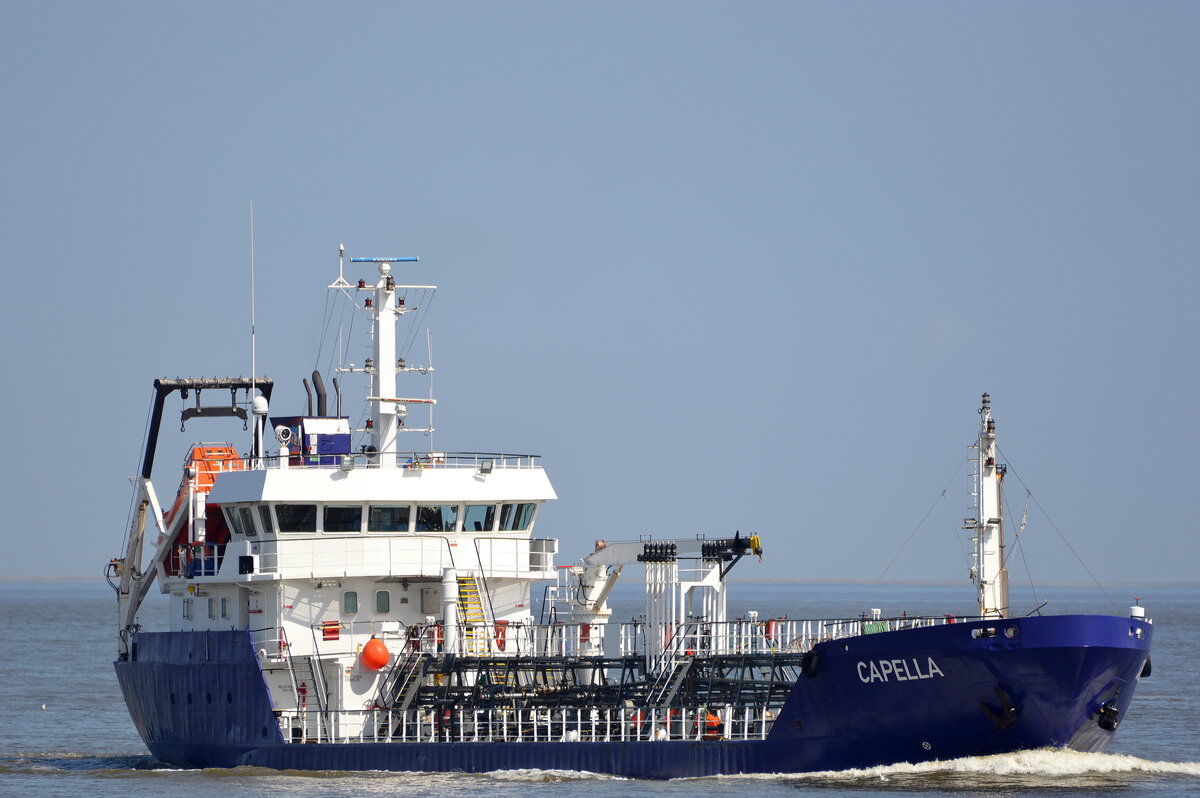 Die CAPELLA ex. CLAUDIA IMO-Nummer:9280110 Flagge:Deutschland L�nge:68.0m Breite:10.0m Baujahr:2003 Bauwerft:Gemyat Shipyard,Istanbul T�rkei vor Cuxhaven am 18.06.26