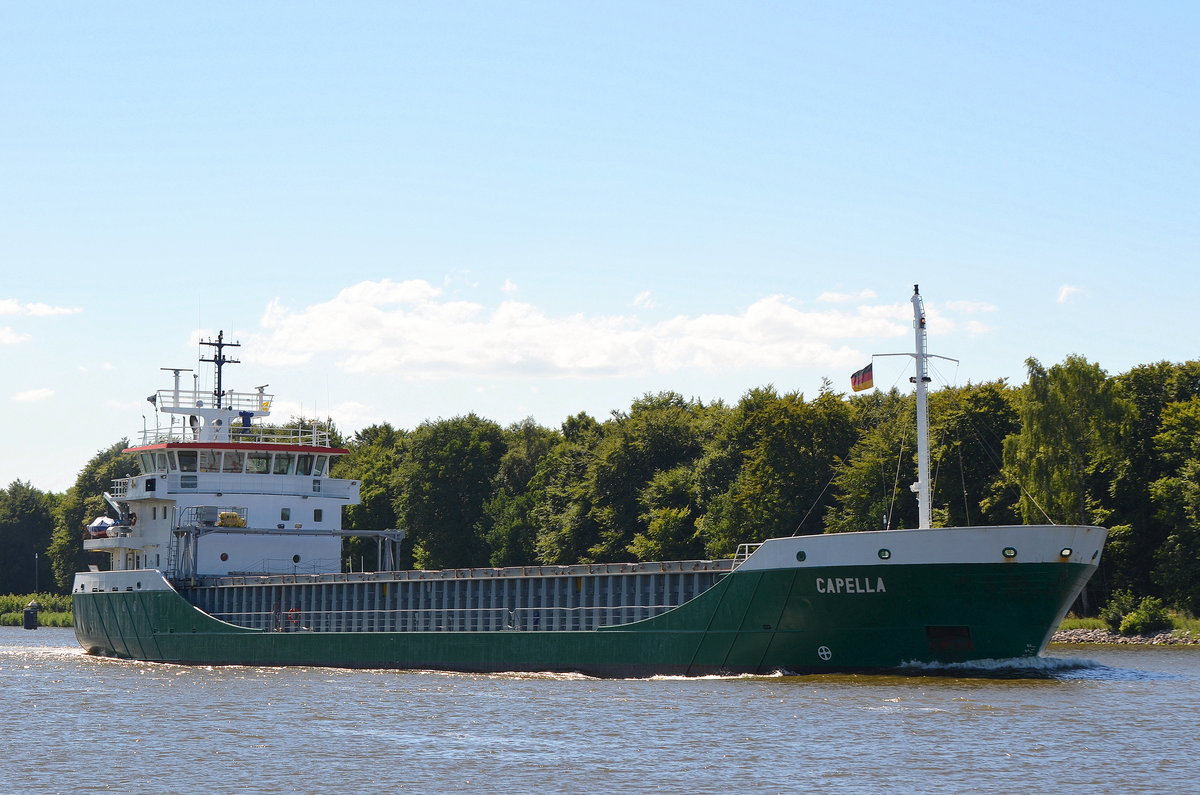 Die Capella IMO-Nummer:9190171 Flagge:Gibraltar Länge:89.0m Breite:12.0m Baujahr:1999 Bauwerft:Scheepswerf Peters,Kampen Niederlande bei Fischerhütte auf dem Nord-Ostsee-Kanal am 29.06.18