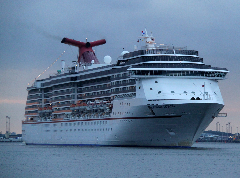 Die Carnival Legend auf dem Weg von Kopenhagen nach Helsinki beim einlaufen in Warnemnde.11.08.2013