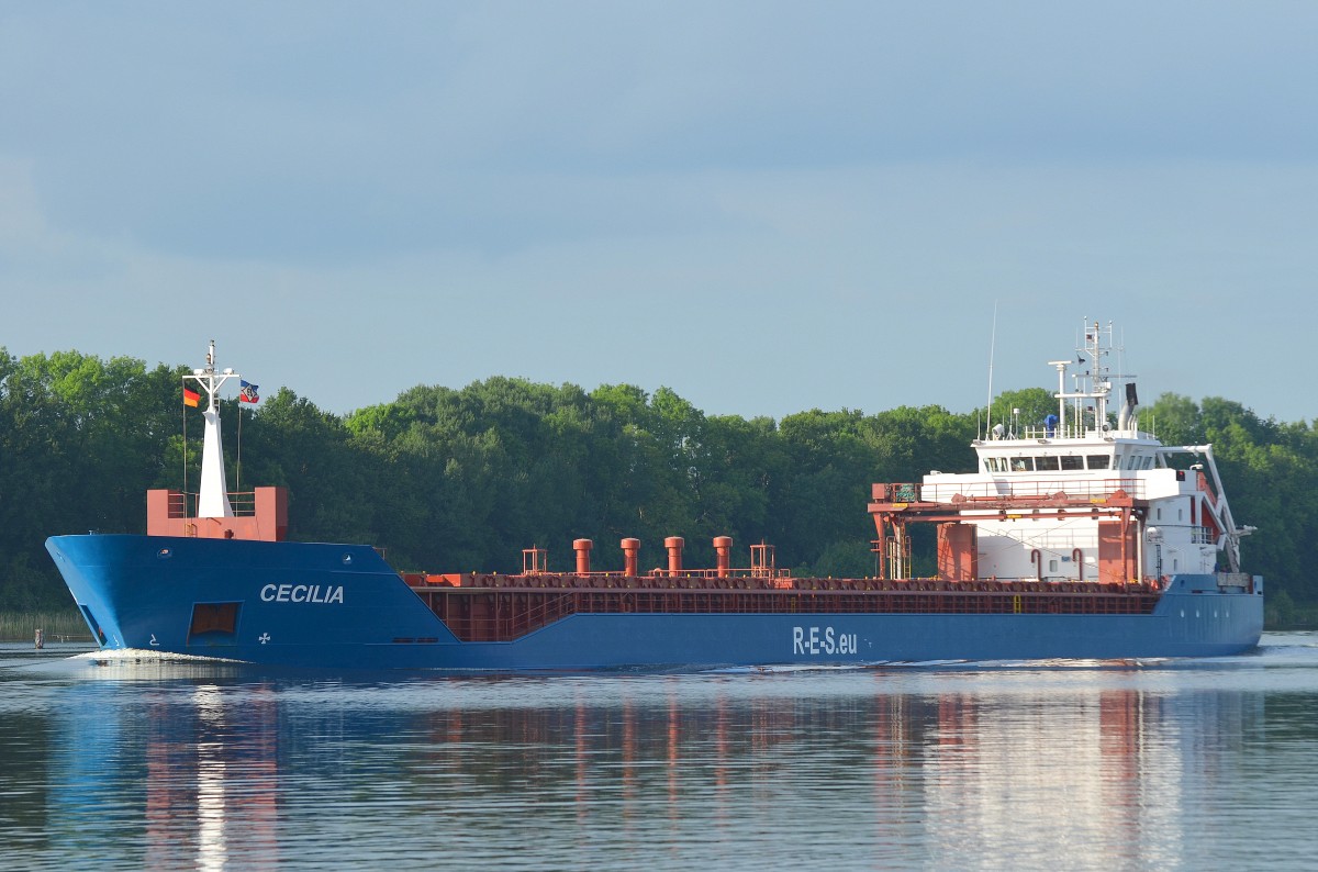 Die Cecilia IMO-Nummer:9433353 Flagge:Antigua und Barbuda Länge:116.0m Breite:16.0m Baujahr:2009 Bauwerft:Bodewes Shipyard,Hoogezand Niederlande am 01.06.14 bei Rade im Nord-Ostsee-Kanal aufgenommen