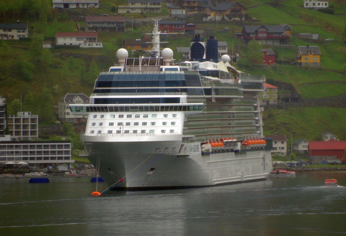 Die Celebrity Eclipse am 13.05.15 im Geiranger Fjord in Norwegen.