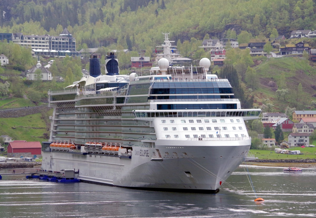 Die Celebrity Eclipse am 13.05.15 im Geiranger Fjord in Norwegen.