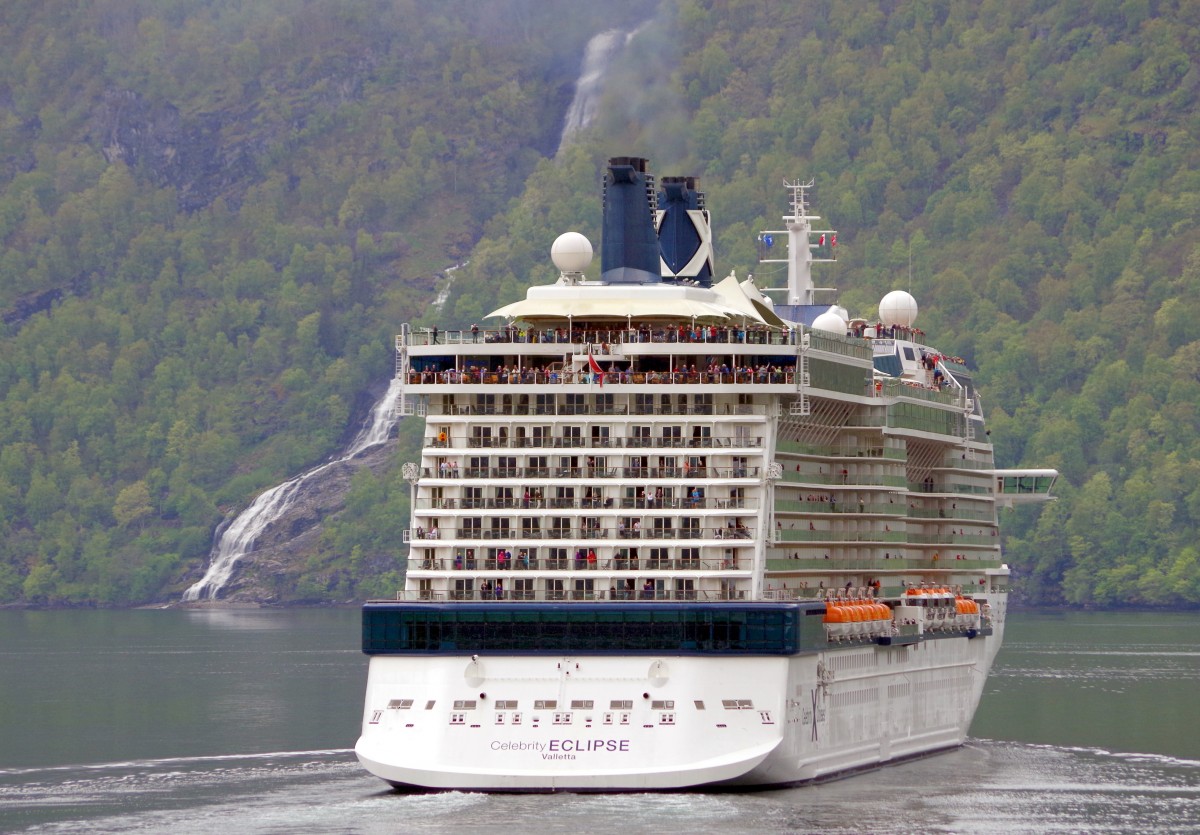 Die Celebrity Eclipse am 13.05.15 im Geiranger Fjord in Norwegen.