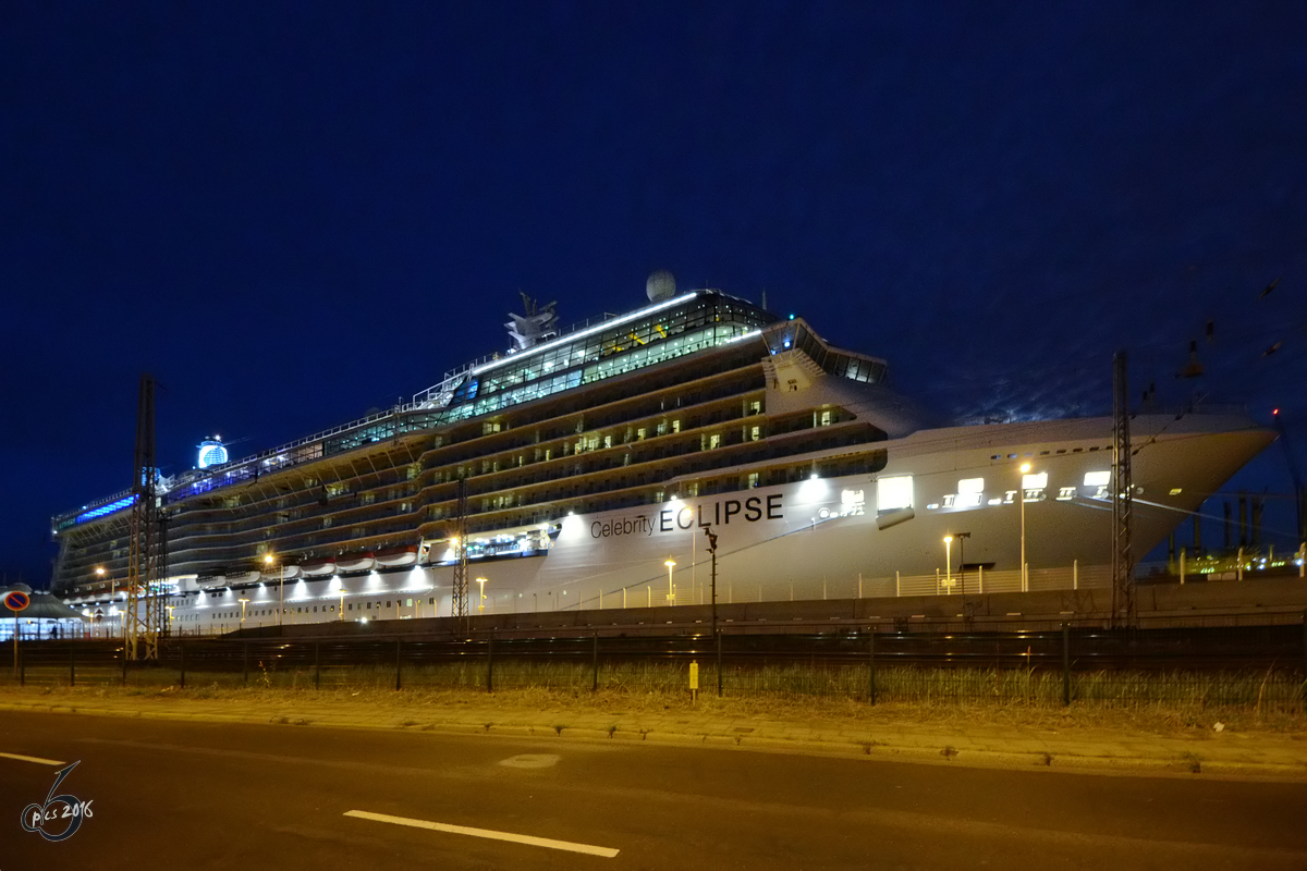 Die Celebrity Eclipse zu Gast im nächtlichen Warnemünde (August 2013)