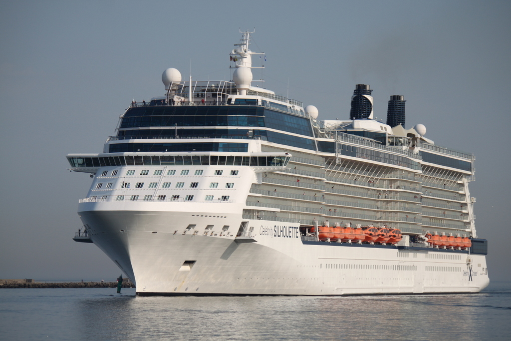 Die Celebrity Silhouette auf ihrem Weg von Amsterdam nach Tallinn beim Einflaufen in Warnemnde am 05.07.2015