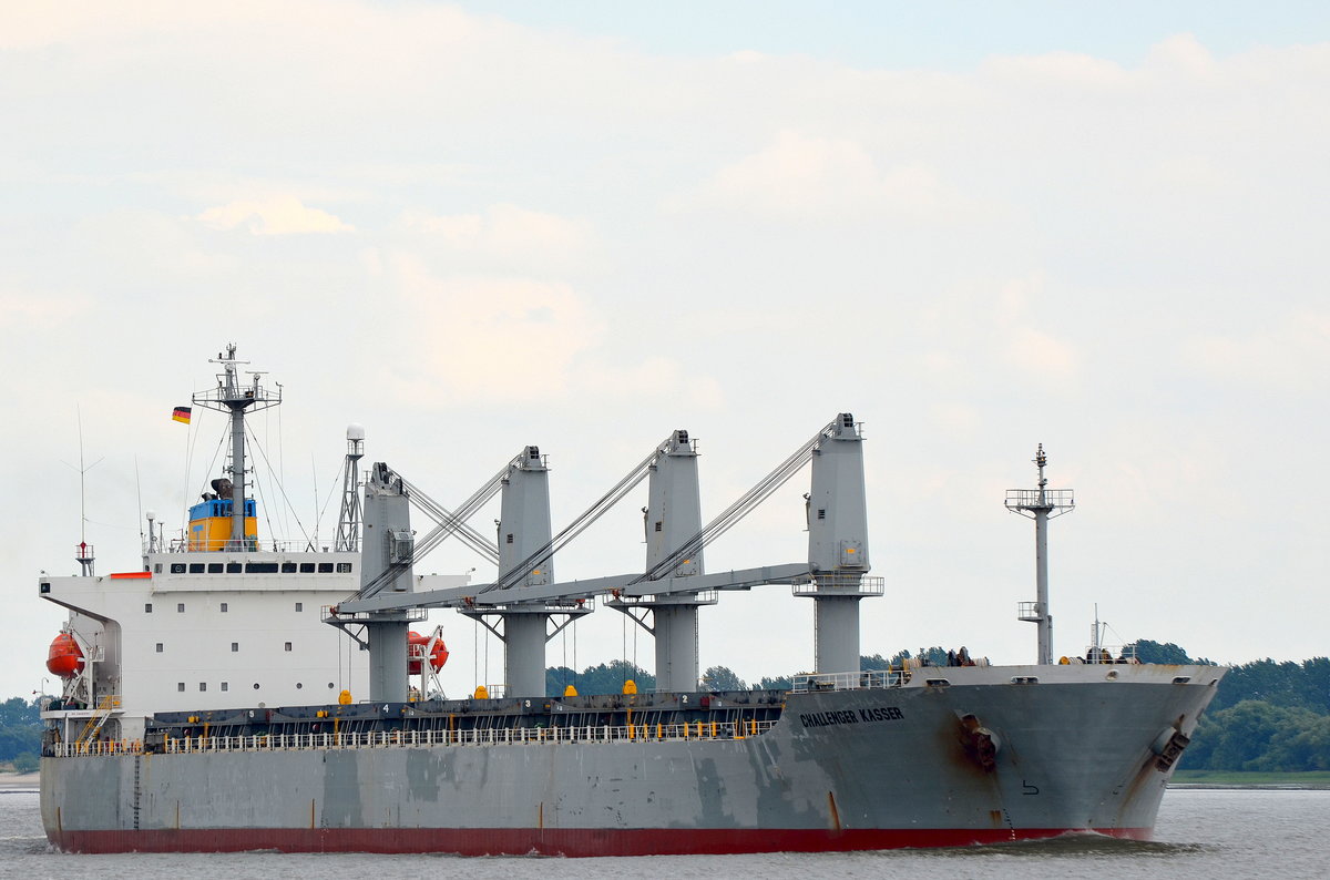 Die Challenger Kasser IMO-Nummer:9181120 Flagge:Belize Länge:190.0m Breite:31.0m Baujahr:1999 Bauwerft:Mitsui Engineering&Shipbuilding,Ichihara Japan am 27.06.16 auslaufend aus Hamburg vor Schulau.