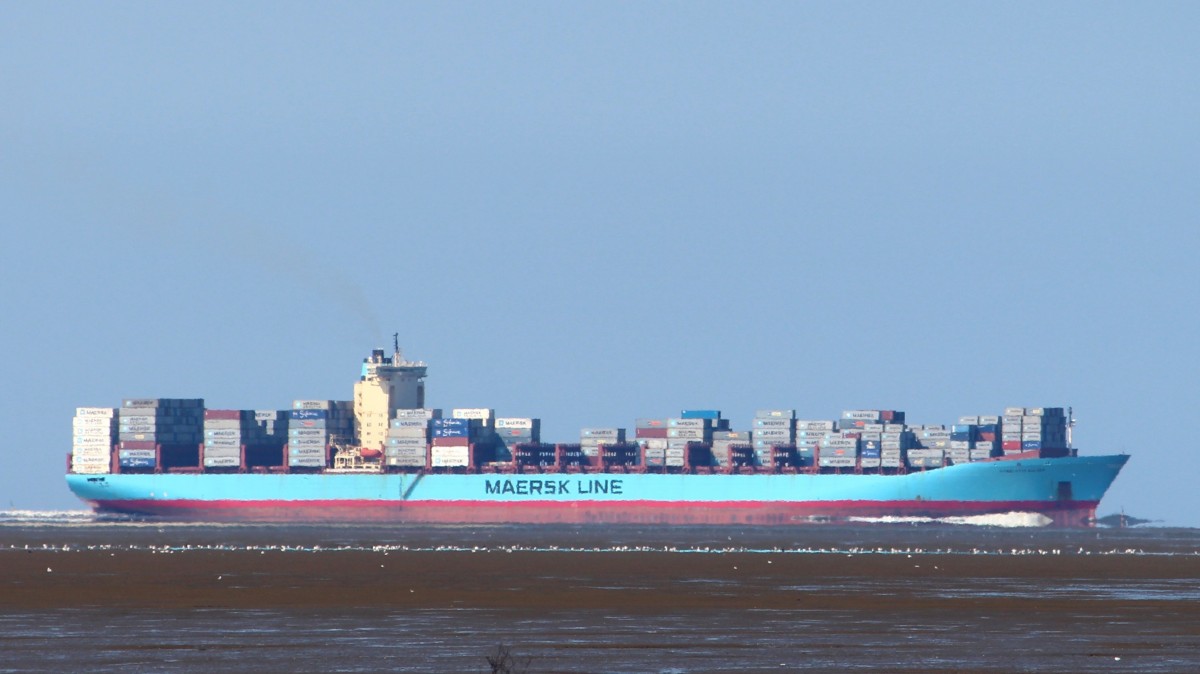 Die Charlotte Maersk am 07.07.2013 vor Fedderwardersiel auf der Weser nach Bremerhaven.