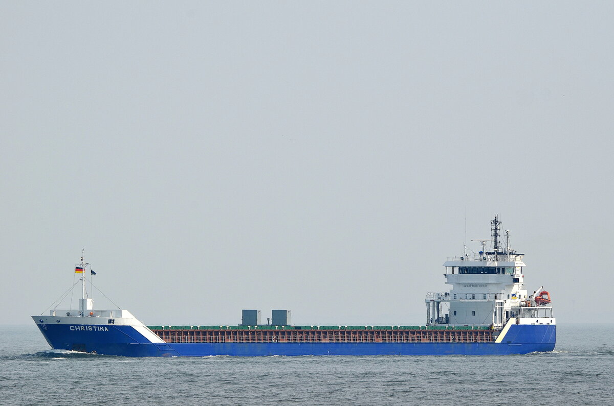 Die CHRISTINA IMO-Nummer:9534262 Flagge:Liberia Länge:114.0m Breite:14.0m Baujahr:2009 Bauwerft:Jiangsu Yangzi Changbo Shipbuilding,Jingjiang China am 26.08.22 vor Cuxhaven.