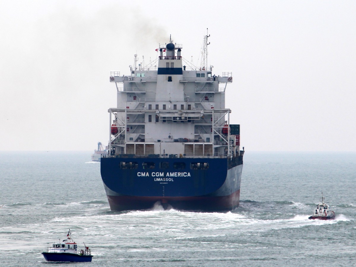 Die CMA CGM America am 21.04.2014 im Hafen von Le Havre. Sie ist 269m lang und 32m breit.