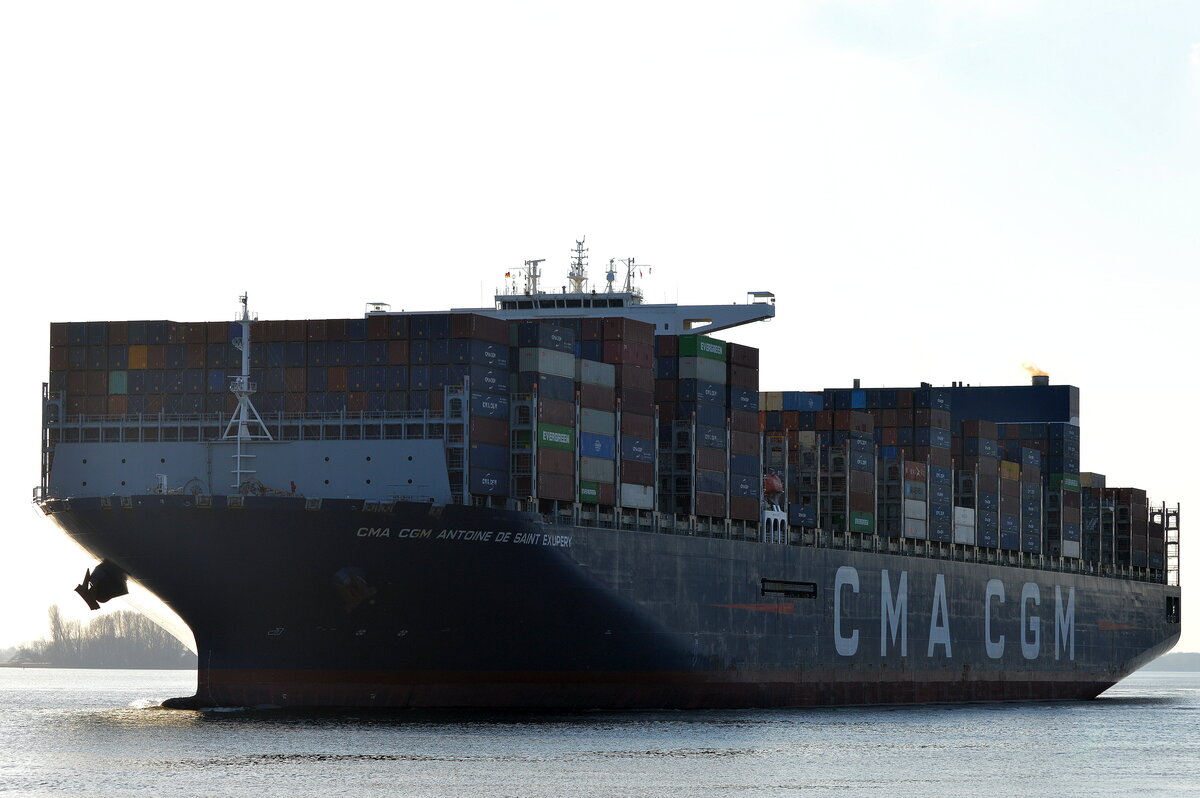 Die CMA CGM ANTOINE DE SAINT EXUPERY IMO-Nummer:9776418 Flagge:Malta Länge:399.0m Breite:58.0m Baujahr:2018 Bauwerft:Hanjin Subic Bay,Subic Bay Philippinen nach Hamburg einlaufend vom Ponton op'n Bulln Blankenese aufgenommen am 20.03.26