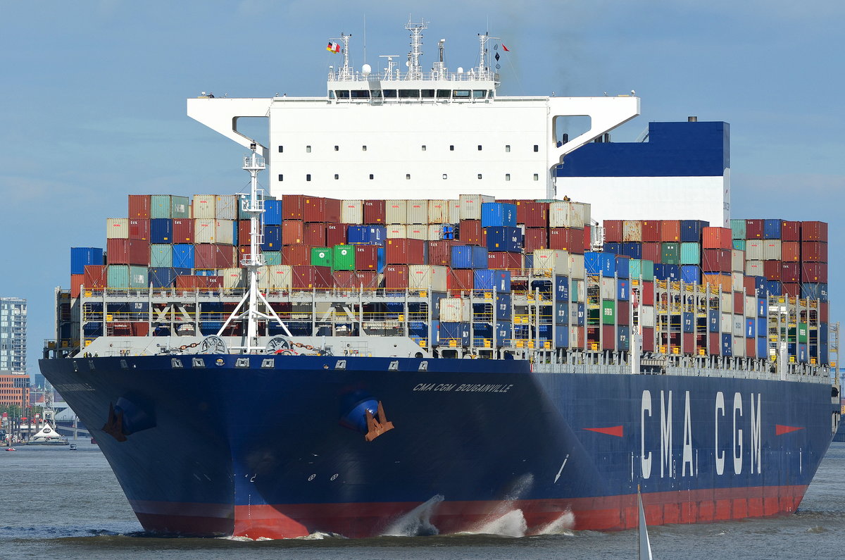 Die CMA CGM BOUGAINVILLE IMO-Nummer:9702156 Flagge:Frankreich Länge:398.0m Breite:54.0m Baujahr:2015 Bauwerft:Samsung Heavy Industries,Geoje Südkorea auslaufend aus Hamburg am 30.05.20 vom Rüschpark Finkenwerder aufgenommen.