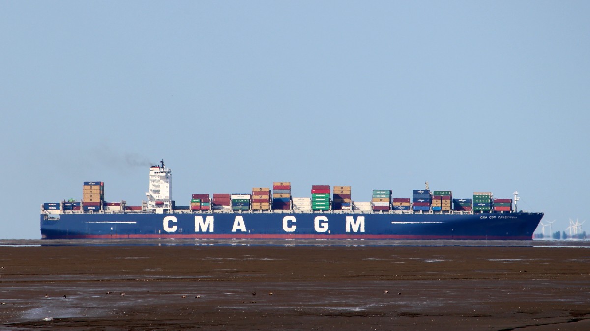 Die CMA CGM Cassiopeia am 04.06.2013 auf der Weser vor Wremen. Sie ist 363m lang und 45,6m breit.