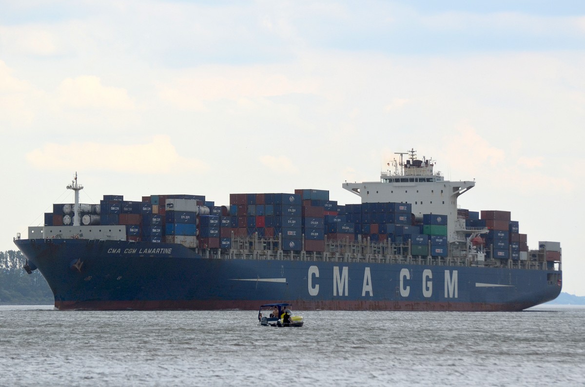 Die CMA CGM Lamartine IMO-Nummer:9409194 Flagge:Großbritannien Länge:299.0m Breite:40.0m Baujahr:2010 Bauwerft:Hanjin Heavy Industries,Pusan Südkorea auf der Elbe bei Lühe aufgenommen am 05.07.14