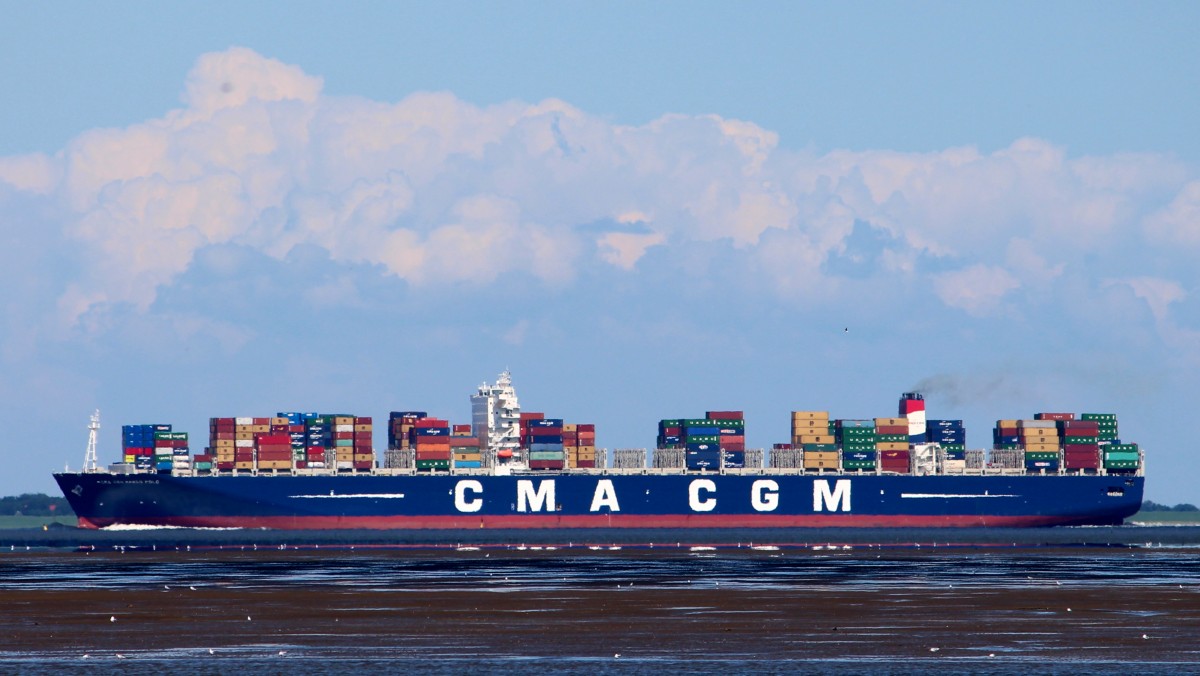 Die CMA CGM Marco Polo am 04.08.2013 auf der Weser vor Fedderwardersiel. Sie ist 396m lang und 54m breit.