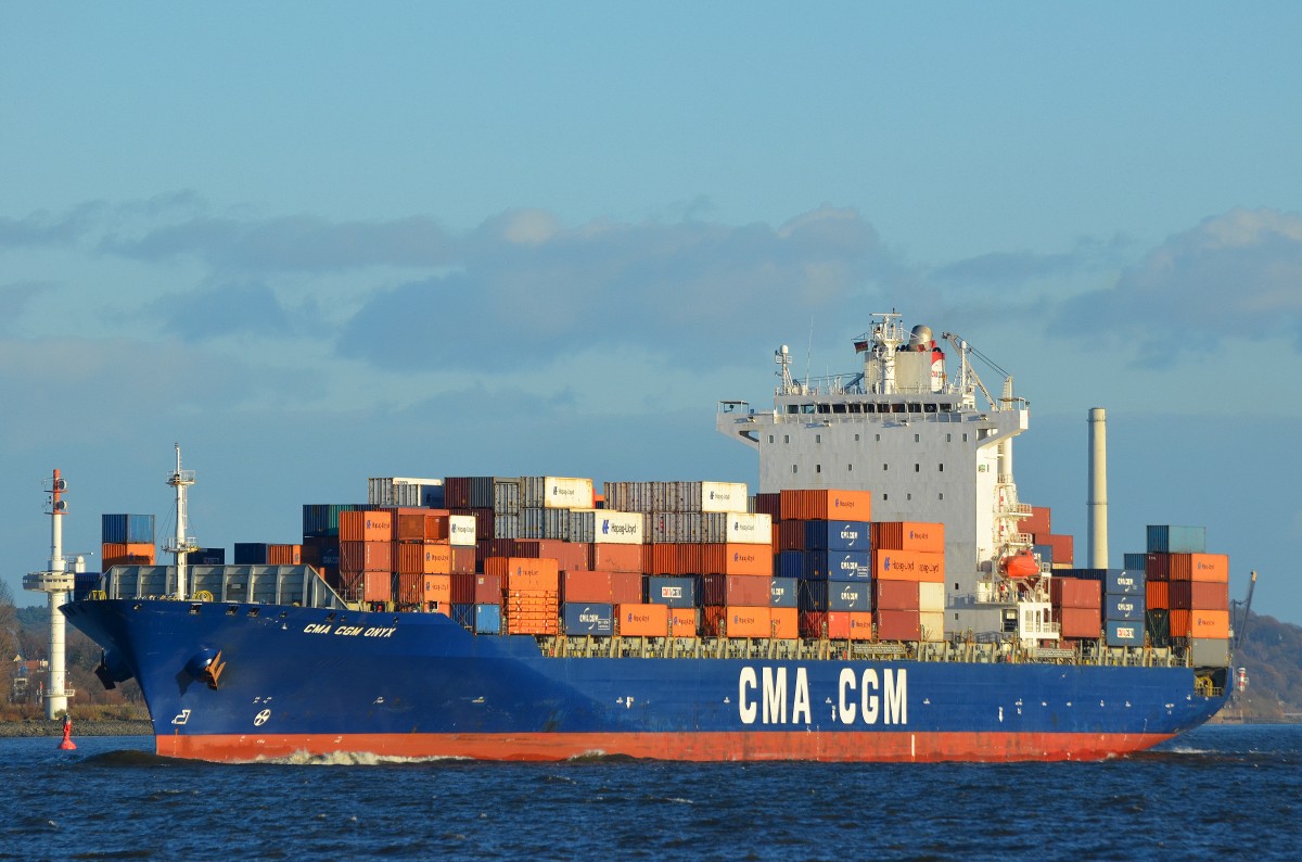 Die CMA CGM Onyx IMO-Nummer:9334143 Flagge:Singapur Lnge:261.0m Breite:32.0m Baujahr:2007 Bauwerft:Dalian Shipbuilding Industry,Dalian China passiert am 24.11.13 auslaufend aus Hamburg den Fhranleger bei Lhe. 