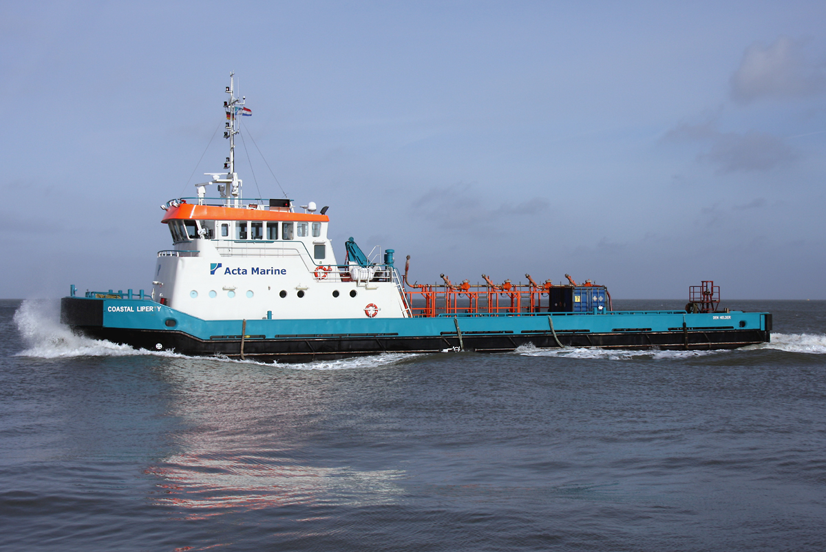 Die  Coastal Liberty  der niederländischen Spezialfirma Acta Marine hat sich auf die Ver-und Entsorgung bei Off-Shore Projekten spezialisiert (Offshore Service Vessel) Das Schiff ist 43 Meter lang und 9 Meter breit. 

Dieses interessante Spezialschiff konnte ich bei erkennbarer Nordseedünung am 19.3.2014 an der beliebten Stelle  Alte Liebe  vor Cuxhaven aufnehmen.