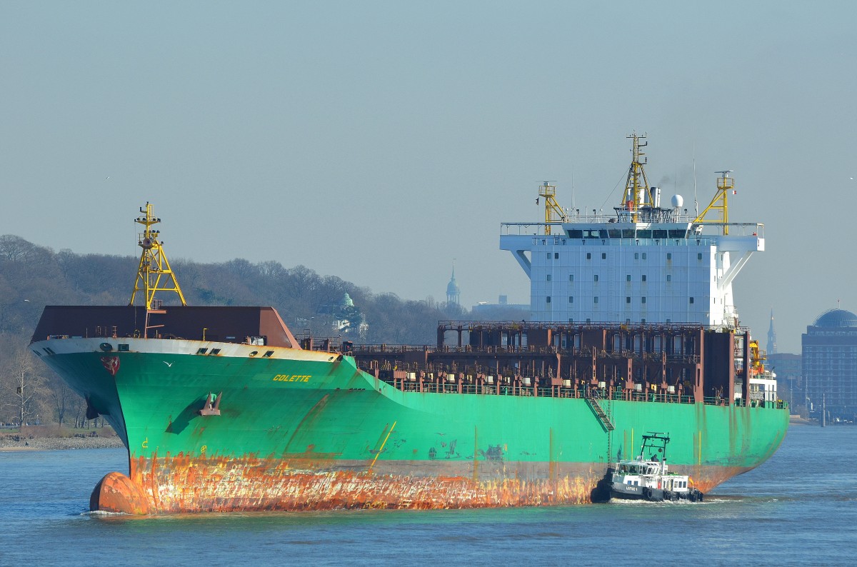 Die Colette IMO-Nummer:9232761 Flagge:Marshallinseln Länge:211.0m Breite:32.0m Baujahr:2002 Bauwerft:Stocznia Gdynia,Gdingen Polen am 16.02.16 aus Hamburg auslaufend passiert den Rüschpark Finkenwerder.