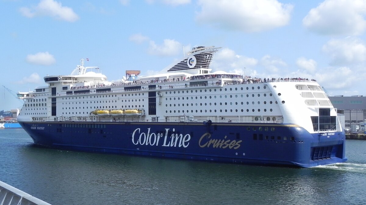 Die  COLOR FANTASY  am 24.05.2023 in Hafen von Kiel. Die Color Fantasy ist ein Fährschiff der norwegischen Reederei Color Line. Sie wird von der Reederei als „Kreuzfahrtschiff mit Autodeck“ vermarktet, von der Klassifizierungsgesellschaft Det Norske Veritas jedoch als Autofähre geführt. (Wikipedia) Die Color Fantasy fährt zwischen Oslo und Kiel und ist zusammen mit dem Schwesterschiff Color Magic, nach Angaben der Reederei, das größte Kreuzfahrtschiff der Welt mit Fahrzeugdeck.