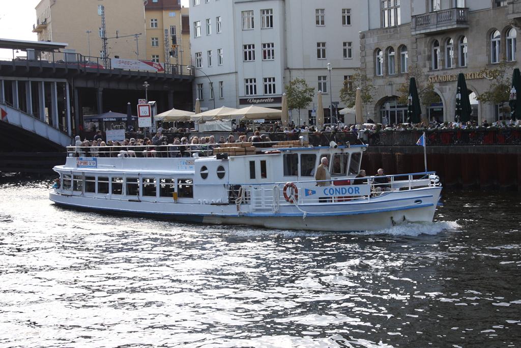 Die  Condor  auf der Spree in Berlin am 222.4.2016 nahe Bahnhof Friedrichstraße.