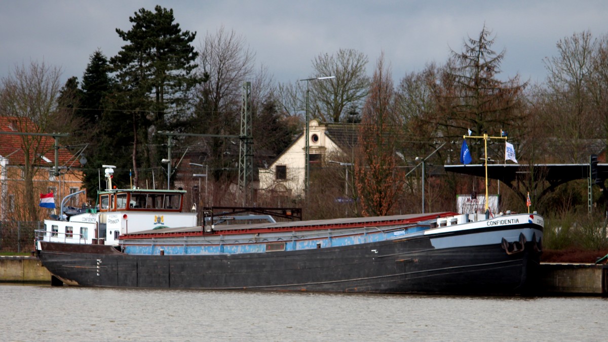 Die Confidentia am 21.02.2014 im Binnenhafen von Brake. Sie ist 50m lang und 6m breit.