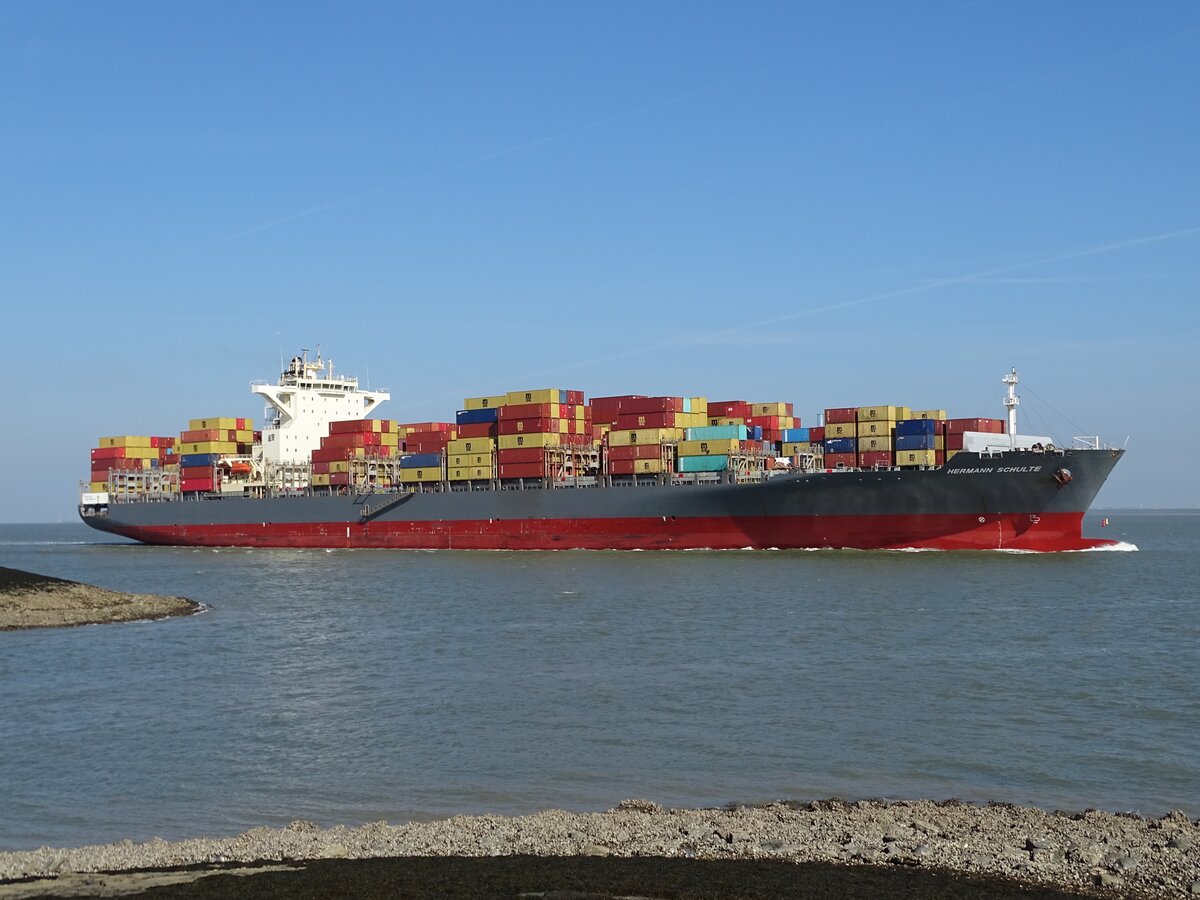 Die Containerschiffe  HERMANN SCHULTE  - Westerschelde Terneuzen (NL) - 19-04-2023

Hier, von SINES (Portugal) nach ANTWERPEN (B)