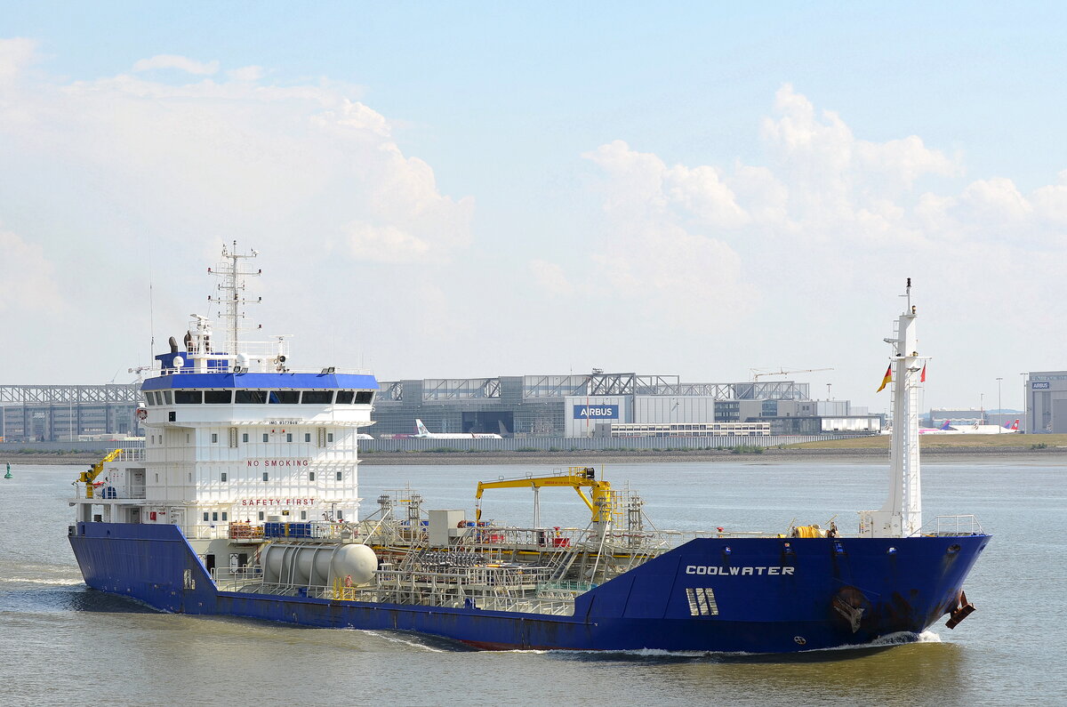 Die COOLWATER IMO-Nummer:9377949 Flagge:Niederlande Länge:100.0m Breite:16.0m Baujahr:2008 Bauwerft:Eregli Shipyard,Eregli Türkei auslaufend aus Hamburg vor Blankenese am 15.08.22