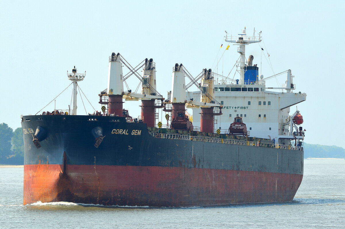 Die CORAL GEM IMO-Nummer:9404998 Flagge:Marshallinseln Länge:190.0m Breite:32.0m Baujahr:2010 Bauwerft:Nantong Cosco KHI Ship Engineering,Nantong China nach Hamburg einlaufend vor Blankenese am 15.08.22