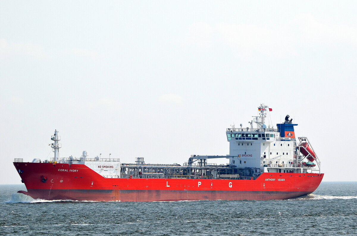 Die CORAL IVORY IMO-Nummer:9207039 Flagge:Niederlande Länge:116.0m Breite:16.0m Baujahr:2000 vor der Alten Liebe Cuxhaven am 26.08.22