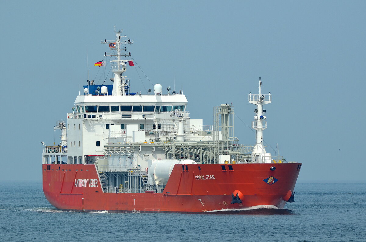 Die CORAL STAR IMO-Nummer:9685499 Flagge:Niederlande Länge:100.0m Breite:17.0m Baujahr:2014 Bauwerft:AVIC Dingheng Shipbuilding,Yangzhou China vor der Alten Liebe Cuxhaven am 26.08.22