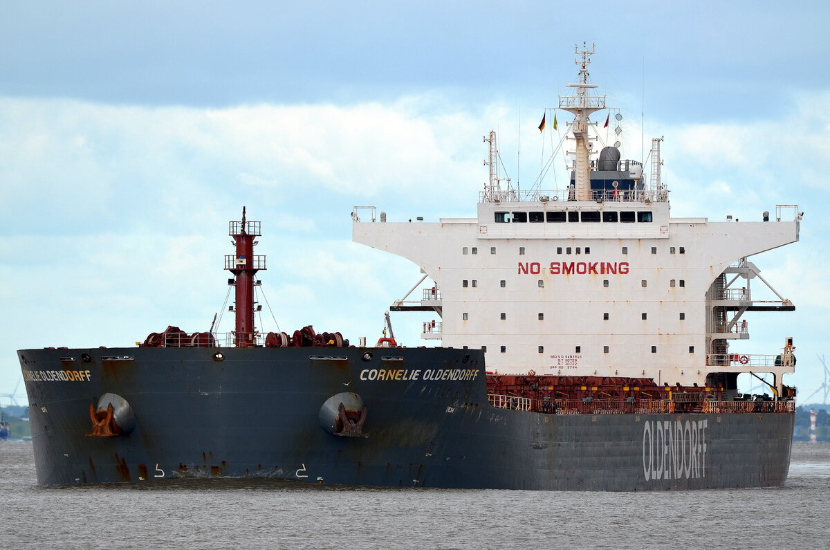 Die CORNELIE OLDENDORFF IMO-Nummer:9498846 Flagge:Liberia Länge:229.0m Breite:38.0m  Baujahr:2011 Bauwerft:Zhoushan Shipyard,Zhoushan China einlaufend nach Hamburg vor Blankenese am 03.07.25