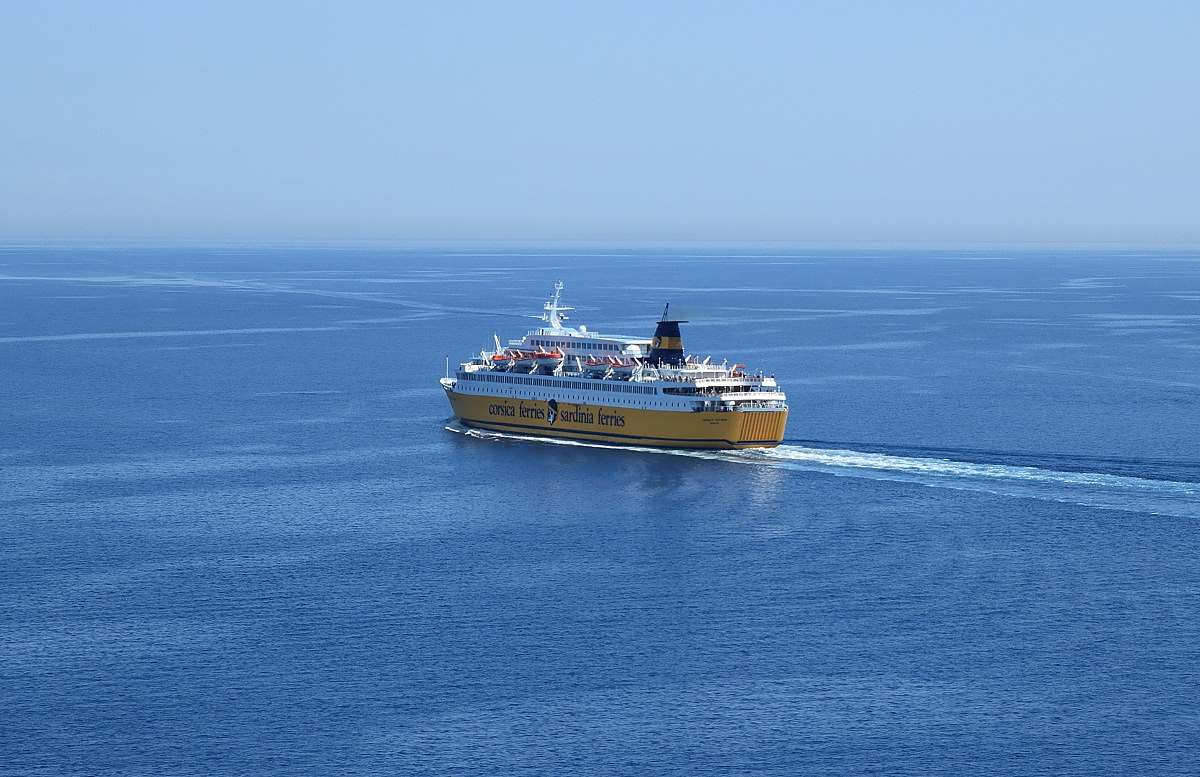 Die Corsica Victoria der corsica ferries & sardinia ferries hat am 11.06.2014 die Bucht von Calvi/Korsika hinter sich gelassen und das offene Meer erreicht.