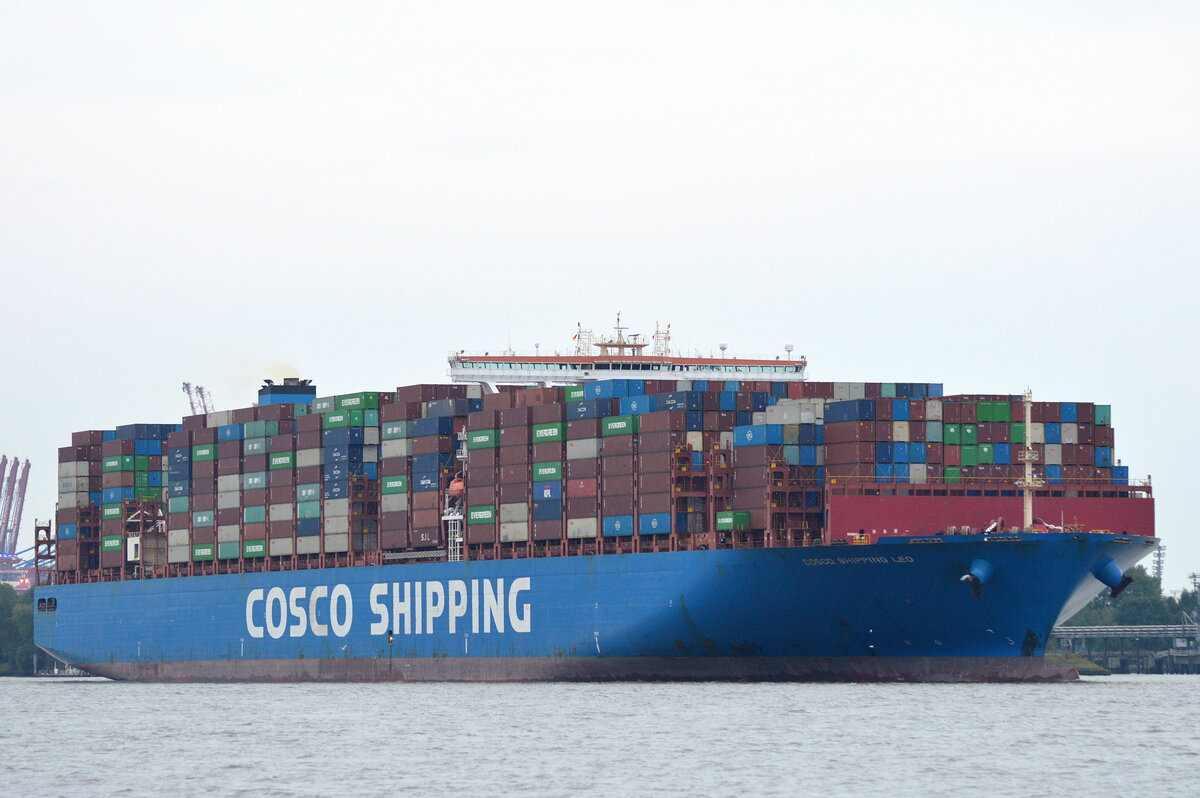 Die COSCO SHIPPING LEO IMO-Nummer:9783502 Flagge:Hong Kong Länge:400.0m Breite:59.0m Baujahr:2018 Bauwerft:Cosco Nantong Shipyard,Nantong China auslaufend aus Hamburg vor Teufelsbrück am 20.09.25
