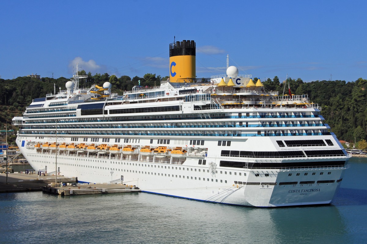 Die Costa Fascinosa am 1. Oktober 2013 im Hafen von Katakolon. IMO: 9479864. Seit September 2010 fährt die 290 Meter lange, für 3800 Passagiere zugelassene Fascinosa für Costa.