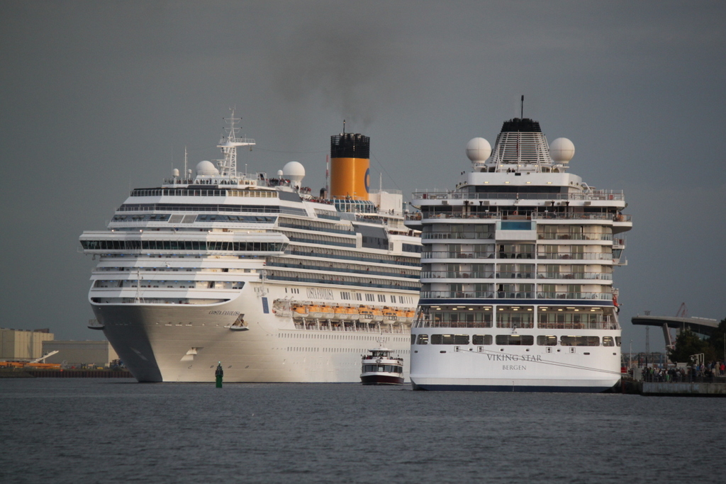 Die Costa Favolosa beim Auslaufen in Warnemnde am Liegeplatz 1-4 lag noch die Viking Star.01.09.2017